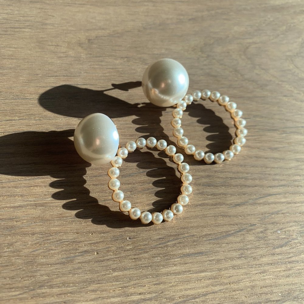 Essential pearl hoop earrings